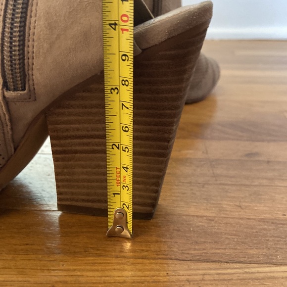 *last chance!!* Vince Camuto | Women’s tan suede side zip wedges - Picture 16 of 16